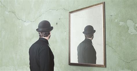Een afbeelding van een spiegel waarin het gezicht van Christus reflecteert.
