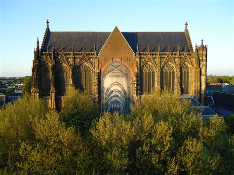 Illustratie van de Domkerk in Utrecht, met een verwijzing naar de historische wortels van de Oud-Katholieke Kerk.