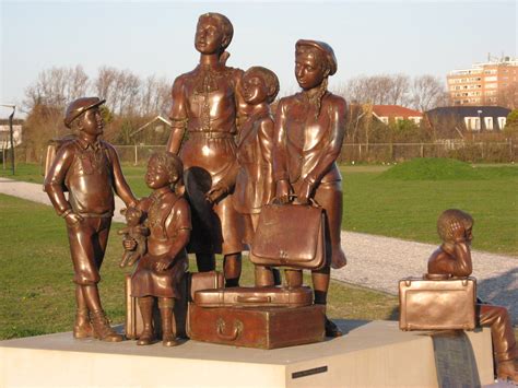 Beeldengroep 'Dertig Menschenkinder'