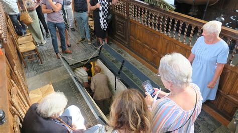 Afbeelding van een lege grafkelder met een stralende lichtbron
