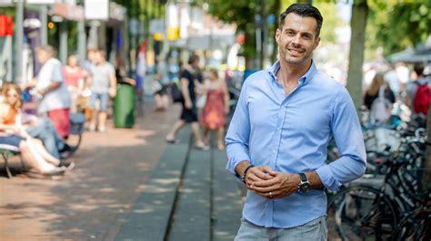 Illustratie van Jurjen ten Brinke in een studio-setting, passend bij zijn rol als presentator bij de EO.