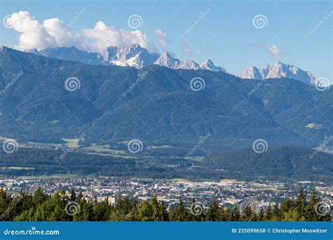 Een panoramisch uitzicht op de Oostenrijkse Alpen met op de voorgrond een berghut