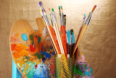 Voorbeelden van kunstwerken gemaakt tijdens de schildercursus of een afbeelding van een gitaar