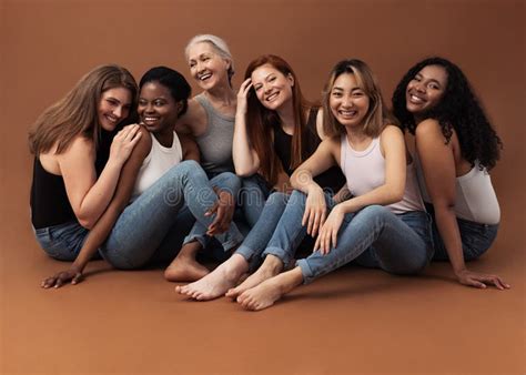 Foto van een groep vrouwen die samen aan een tafel zitten tijdens een bijeenkomst.
