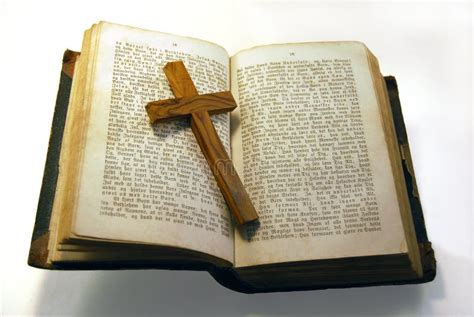 Afbeelding van een bijbel en een kruis op een lessenaar, symbolisch voor de oosters-orthodoxe biecht.