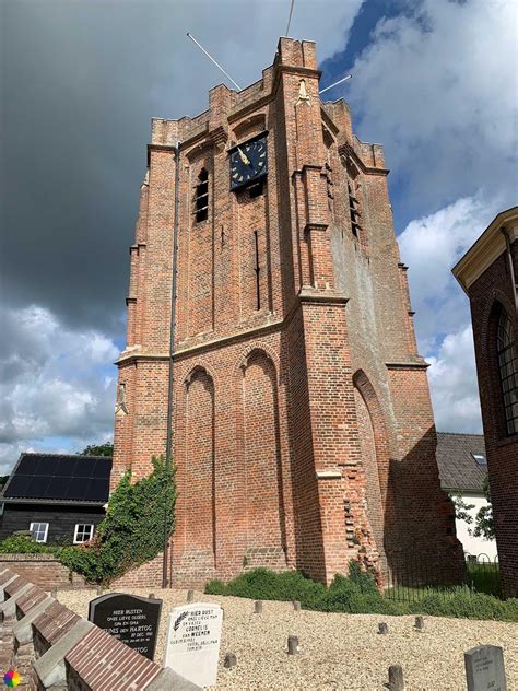 Scheve kerktoren van Aldeboarn met de Doopsgezinde kerk op de achtergrond