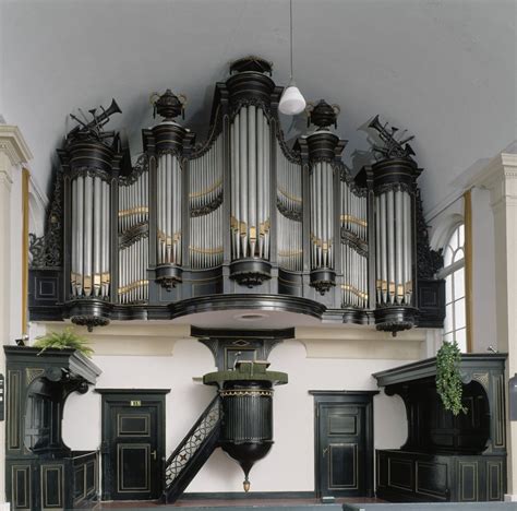 Interieur van de Doopsgezinde kerk met orgel en plafondschilderingen
