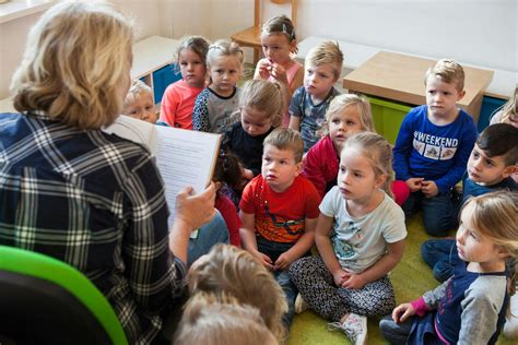 Kinderen die luisteren naar de predikant tijdens een kerkdienst