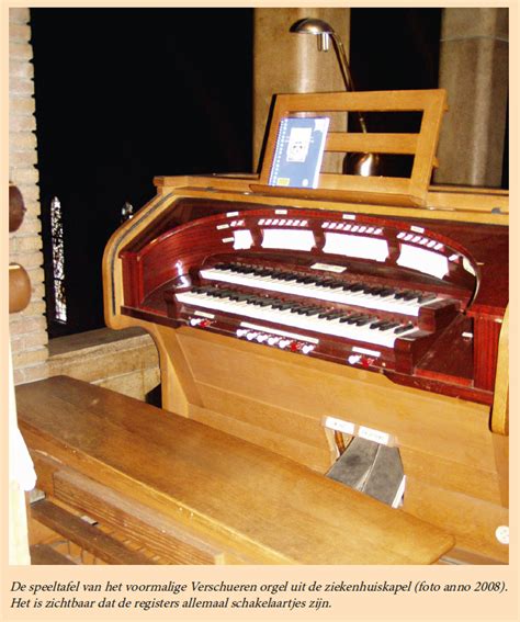 Een orgel in een kerkinterieur, met focus op de toetsen en registers