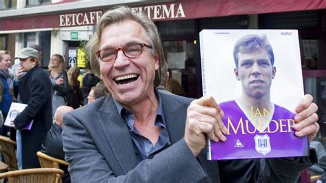 Jan Mulder als voetbalanalist aan tafel