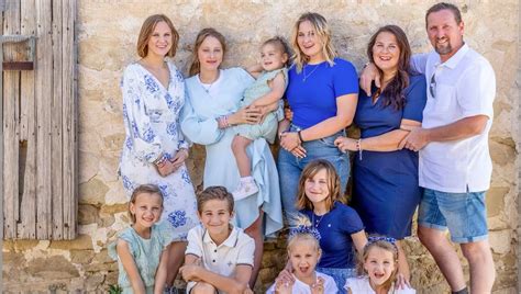 Een foto van het gezin Jelies in hun nieuwe Spaanse woning, genietend van de zon op het terras.