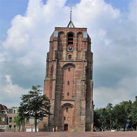 Foto van de Dorpskerk en de scheve toren in Pijnacker, circa 1938