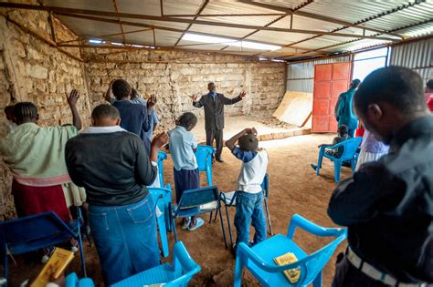 Fotocollage met beelden van vervolgde christenen en Bijbelse taferelen van lijden en hoop.