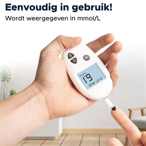 Afbeelding van een bloedglucosemeter met teststrips en een prikpen.
