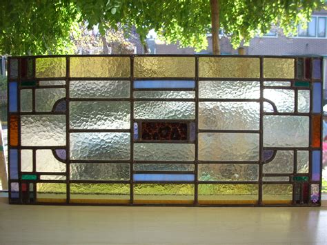 Gietijzeren vensters met glas-in-lood panelen