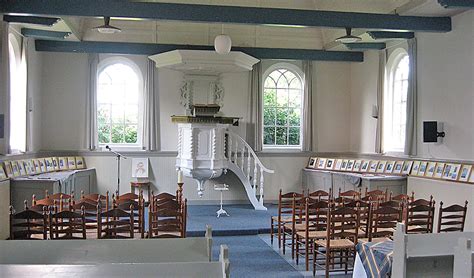 Interieur van het kerkje met het raam boven de kansel