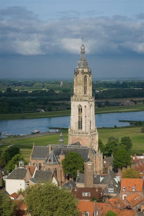 Schematische weergave van de Cunerakerk met focus op de toren