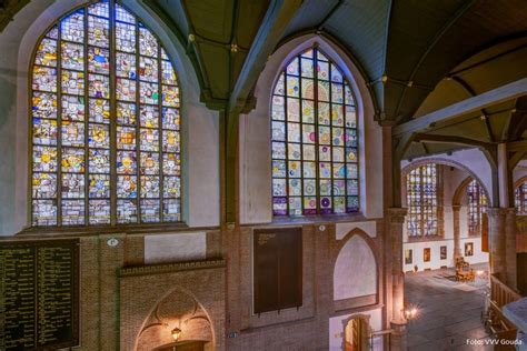 Goudse Glazen (ramen) in de Sint Janskerk, Gouda, met een focus op een historisch tafereel.