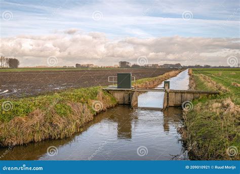 Een afbeelding van een kerkgebouw in een Nederlandse polder