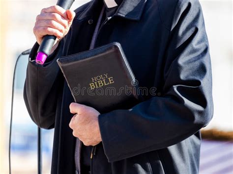 Een afbeelding van een pastor die luistert naar een depressieve persoon, met een Bijbel op de achtergrond.