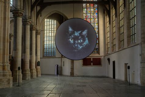 Interieurfoto van de Oude Kerk met hedendaagse kunstinstallatie
