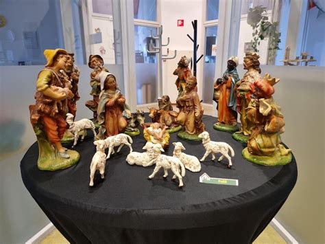 Collage van diverse kerstgroepen met uiteenlopende stijlen en materialen