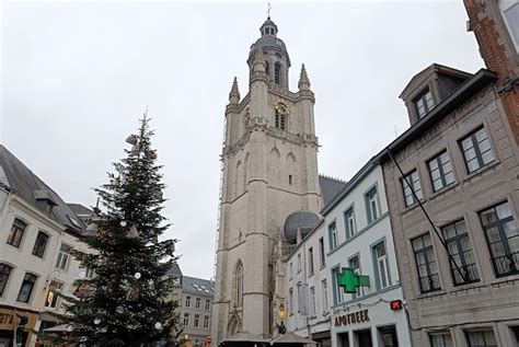 De imposante toren van de Sint Martinusbasiliek.