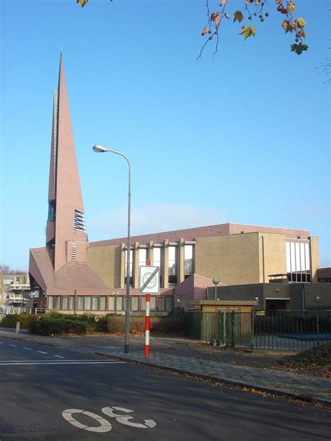 Architectonisch ontwerp van de Sionkerk met focus op de toren en de gevel