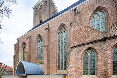 Architectonische details van de Hervormde Kerk in Dwingeloo, met nadruk op de gotische stijl en bakstenen constructie.