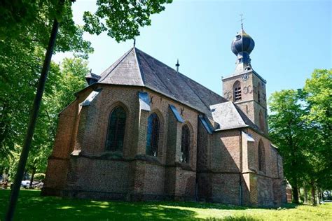 De ui-vormige torenspits van de Hervormde Kerk in Dwingeloo, een kenmerkend element van het dorpsgezicht.