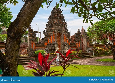 Een foto van een traditionele Balinese tempel