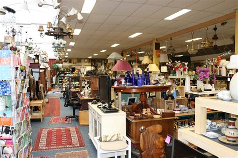 interieur van een gezellige kringloopwinkel met diverse spullen