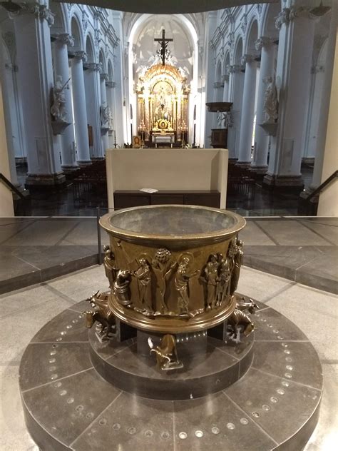 Gedetailleerde foto van het bronzen doopvont in de Dom van Bremen, met nadruk op de bijbelse reliëfs.