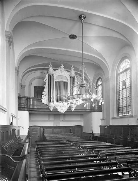 Interieur van de Doopsgezinde kerk met zicht op kansel en orgel