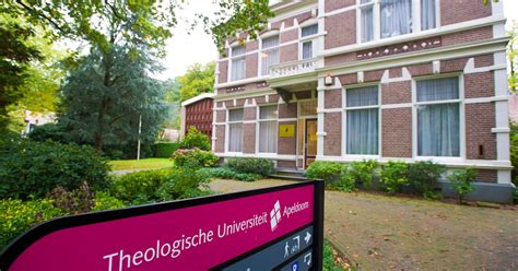 Theologische universiteit met predikanten