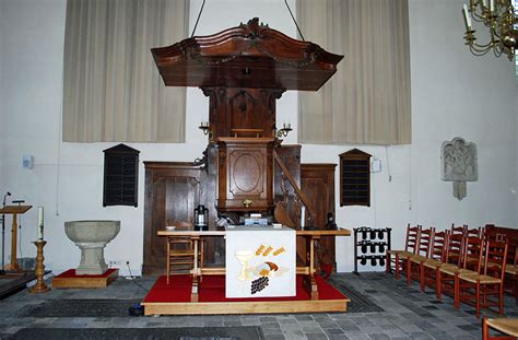 Interieur van de Paaskerk, met het liturgisch centrum en kansel aan de rechterzijde.