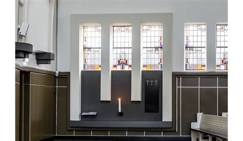 Detail van het glas-in-betonraam bij het liturgisch centrum in de Paaskerk.