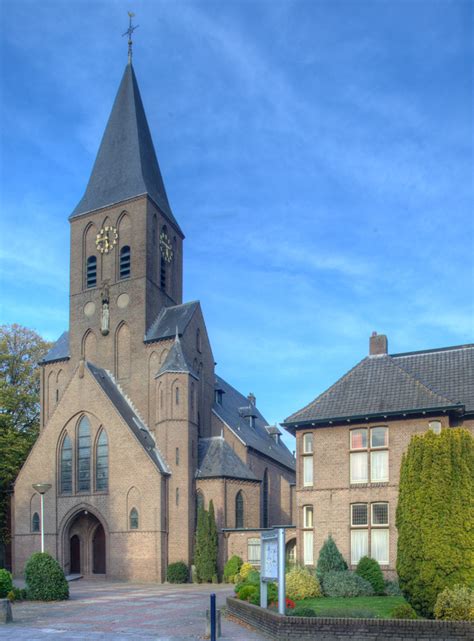 Luchtfoto van de Sint-Josephkerk en begraafplaats in Hooglanderveen