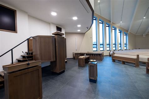Interieur van de evangelisatiepost 'Bij de Bron' met een katheder, orgel en doopvont
