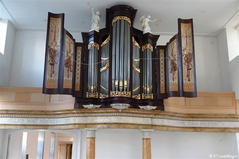Psalmbord en orgel in de kerkzaal van 'Bij de Bron'