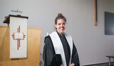 Portret van een predikant in toga, passend bij kerkelijke publicaties uit die tijd