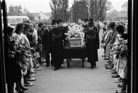 Een sfeerbeeld van de begrafenisplechtigheid met veel aanwezigen