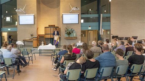 Illustratie van een moderne kerkdienst met beamer en beeldscherm, waarop liedteksten geprojecteerd worden.