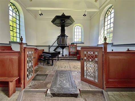 Oude grafzerken in een kerk