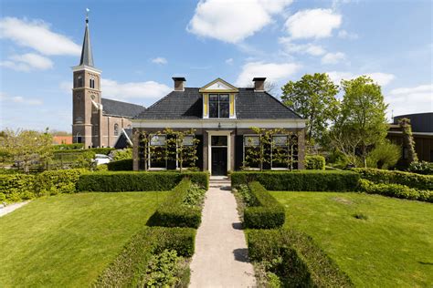 Plattegrond van de Zuiderkerk met de pastoriewoning, kerkzaal en bijgebouwen.