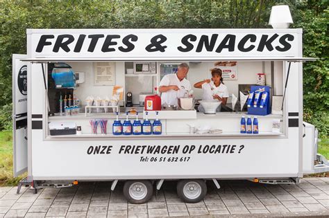 Frietkraam op een feestelijke locatie