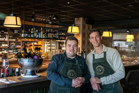 Een team geniet van friet tijdens een bedrijfsevenement