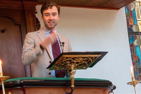 Een jonge Jan Willem van der Straten achter een computer, dromend over zijn toekomst.