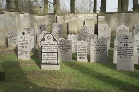 grafstenen op de Joodse begraafplaats in Almelo