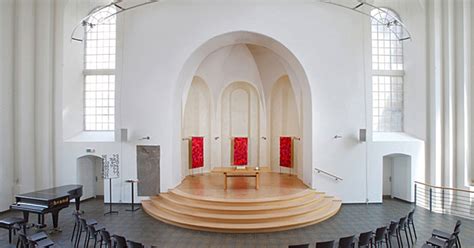 Interieur van de Alte Reformierte Kirche met moderne inrichting.